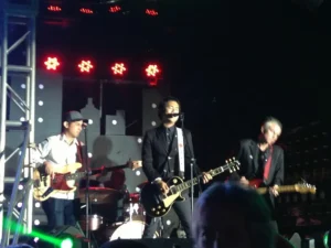 Ely Buendia and his band Pupil rockin' the night away
