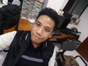 A Selfie by Selfie Master Mark Macanas of Techpinas.com taken by the front camera