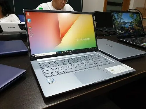 ASUS VivoBook X403