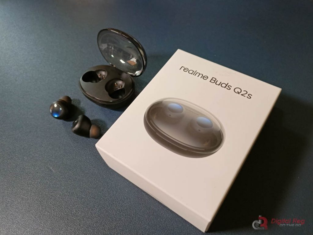 Realme Buds Q2s - Product and its box