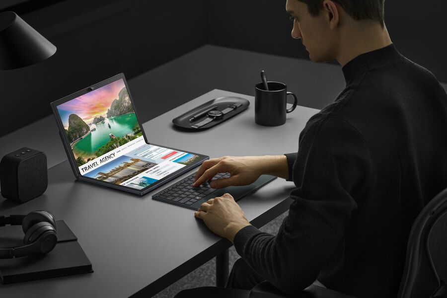 Zenbook 17 Fold Oled Ux9702 Scenario Photo Extended Mode