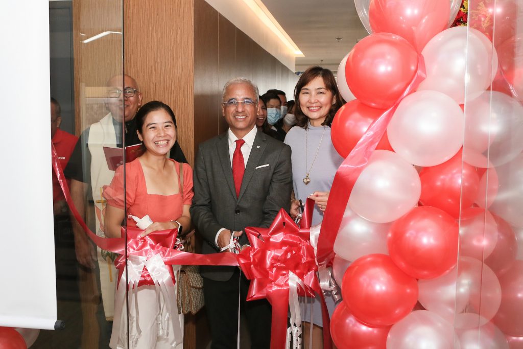 Canon Philippines President And Ceo Mr. Anuj Aggarwal Center Leads Ribbon Cutting Ceremony Together With Ms. Kim Uy Of Colours Digital Foto Left And Ms. Virgin Ta 002