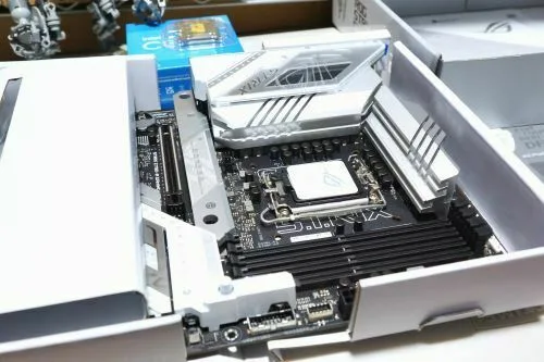 STRIX Z790-A D4 Dsc06393