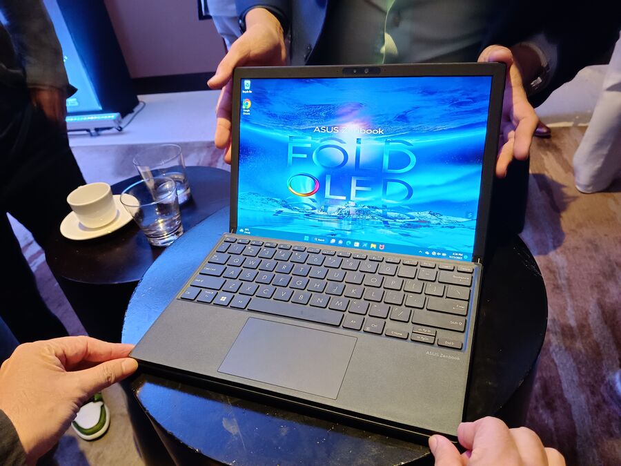 zenbook 17 fold oled Img 20221123 163048