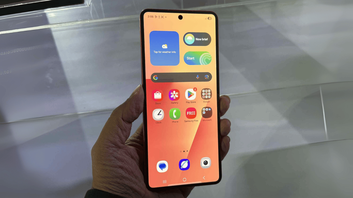 Samsung Galaxy Z Flip7: A Pocket-Sized AI Powerhouse With a New Edge-To-Edge FlexWindow